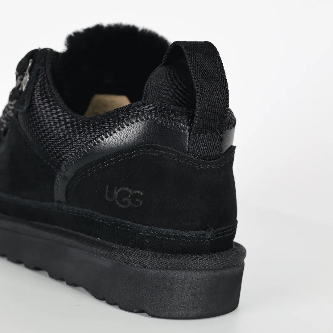 Local self-pickup💰660 Core recommended good price Independently developed original outsole, cashmere insole, keeping warm in winter, suitable for home use. In recent years, uug has launched a style series, which is partially skewed towards the preferences of young consumers, and has also been at the forefront of fashion trends. Shoe body material, water-repellent coated suede upper, 17mm UGGPURE™ implanted wool insole, lightweight non-slip and comfortable rubber outsole, with brand LOGO, complete packaging, size: 35 36 37 38 39 40